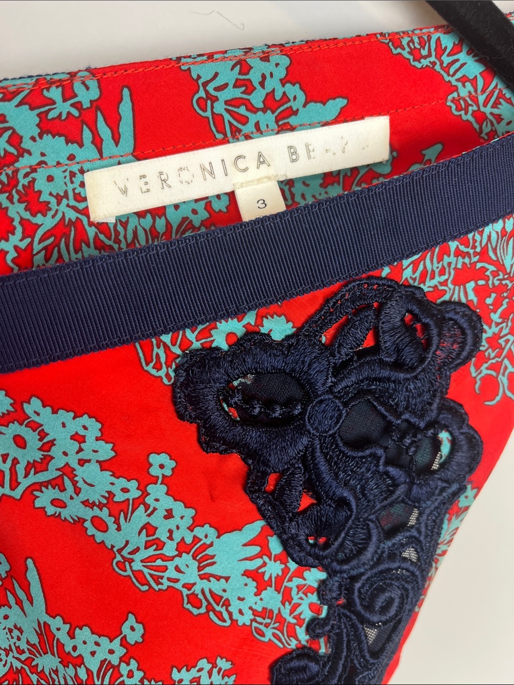 Veronica Beard 100% Silk Tank Red Teal Floral V-Neck Navy Lace-Trim Size Large - Picture 5 of 8